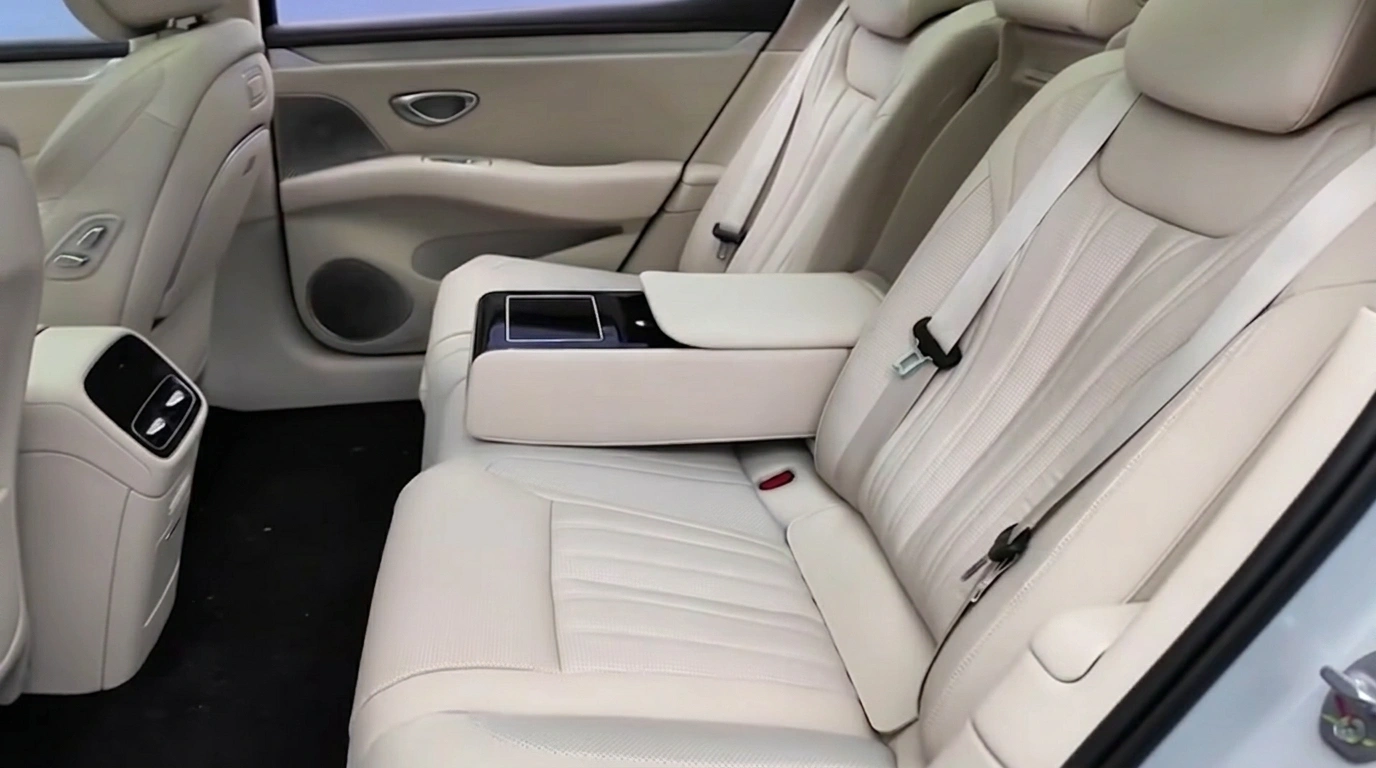 BYD Seal 08 achterste middenarmsteun met geïntegreerd bedieningsscherm.