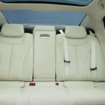 BYD Seal 08 ivoorkleurige achterbank onder een panoramisch glazen dak.