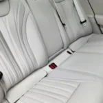BYD Seal 08 witte gewatteerde achterbank vanaf de zijkant.