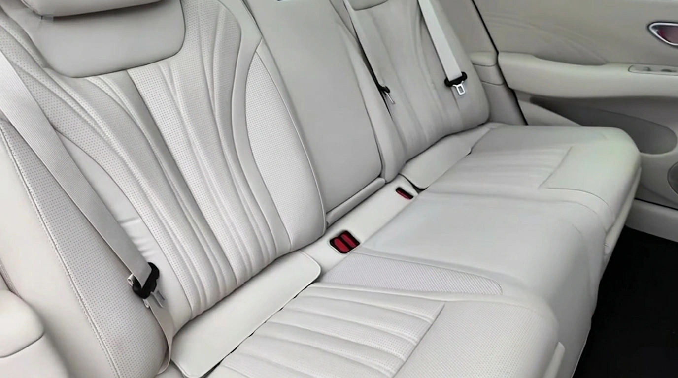 BYD Seal 08 witte gewatteerde achterbank vanaf de zijkant.