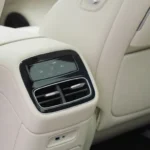 BYD Seal 08 achterste ventilatieroosters met touchscreen klimaatpaneel.