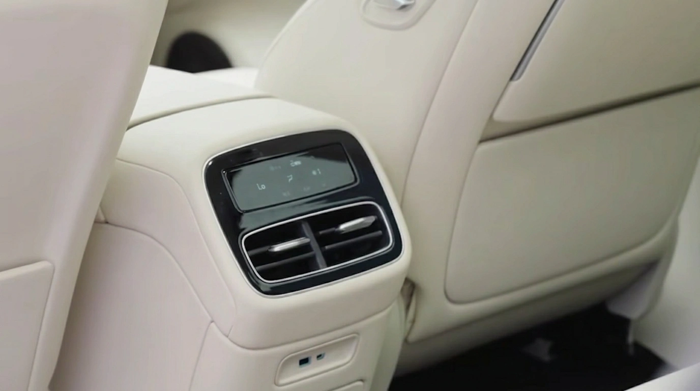 BYD Seal 08 achterste ventilatieroosters met touchscreen klimaatpaneel.