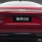 Achteraanzicht van de rode BYD Seal 08 DM-P met doorlopend achterlicht en BYD-logo.