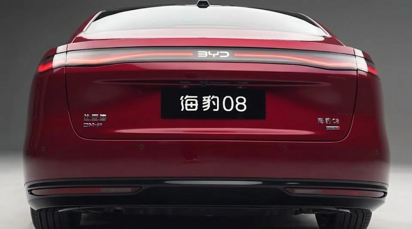 Achteraanzicht van de rode BYD Seal 08 DM-P met doorlopend achterlicht en BYD-logo.