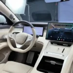 BYD Seal 08 beige dashboard met centraal touchscreen en BYD-stuurwiel.