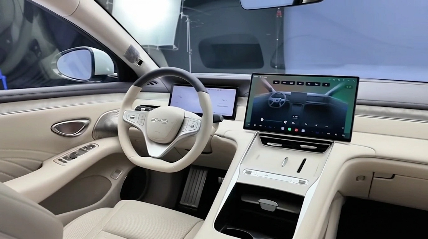 BYD Seal 08 beige dashboard met centraal touchscreen en BYD-stuurwiel.