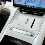 BYD Seal 08 middenconsole met bedieningsknoppen en infotainmentscherm.
