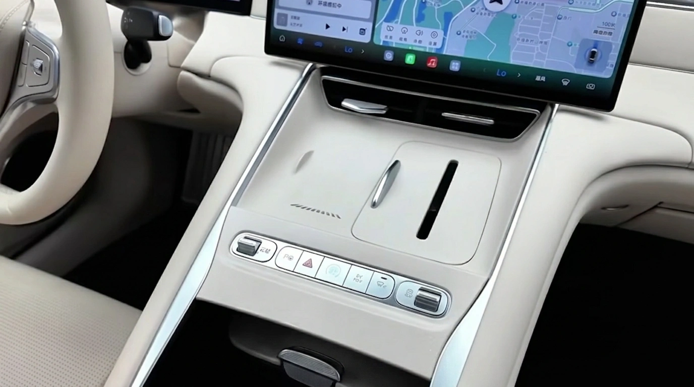 BYD Seal 08 middenconsole met bedieningsknoppen en infotainmentscherm.