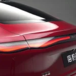 Close-up van het golfvormige achterlicht en de spoiler van de rode BYD Seal 08.