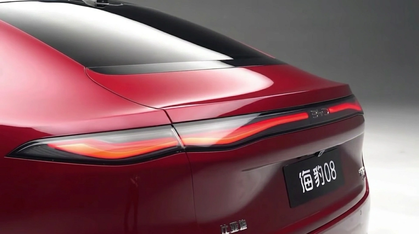 Close-up van het golfvormige achterlicht en de spoiler van de rode BYD Seal 08.