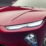 Close-up van de rode BYD Seal 08 koplamp met golfvormige LED-signatuur.