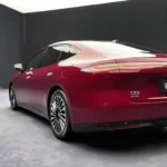 Rode BYD Seal 08 sedan driekwart achteraanzicht met doorlopend achterlicht.