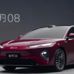 Rode BYD Seal 08 vlaggenschipsedan driekwart vooraanzicht met gesplitste koplampen.