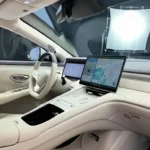 BYD Seal 08 beige interieuroverzicht met groot centraal infotainmentscherm.