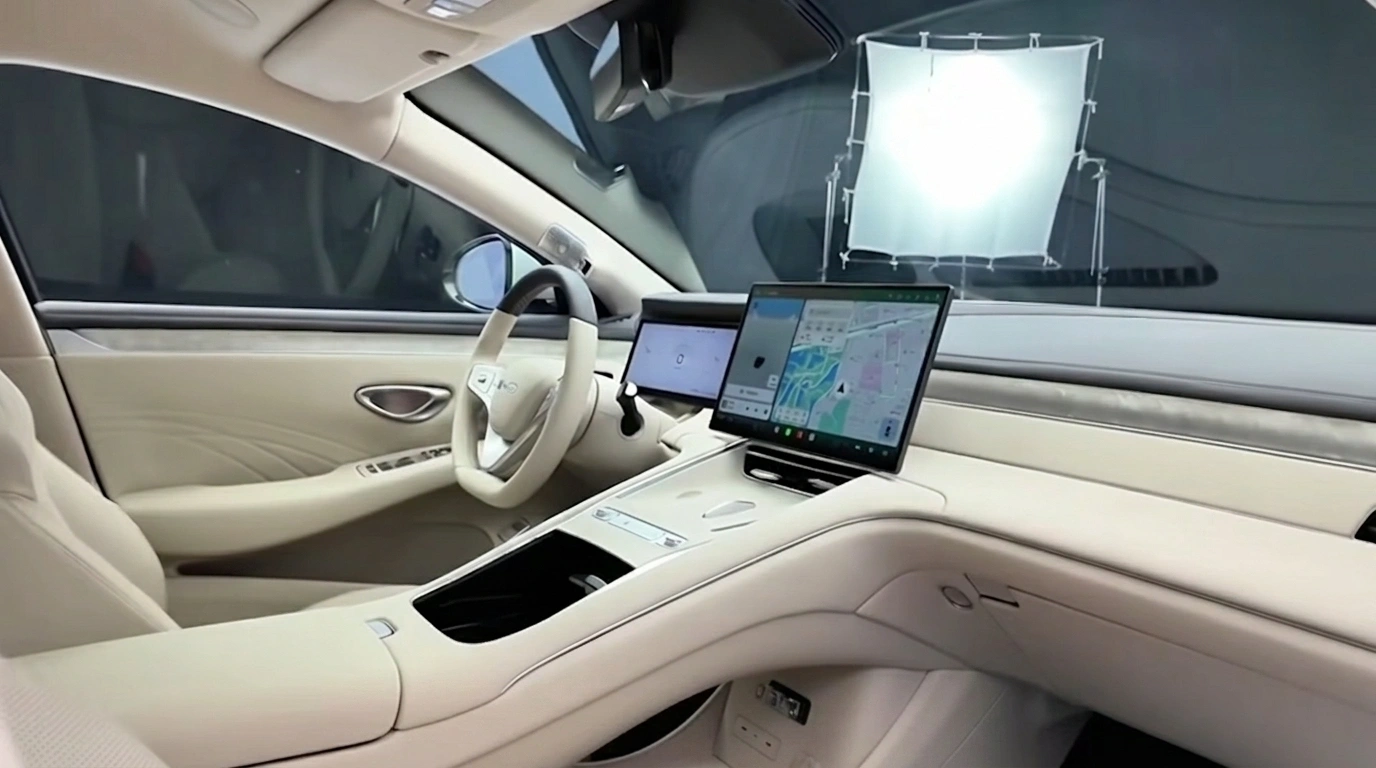 BYD Seal 08 beige interieuroverzicht met groot centraal infotainmentscherm.