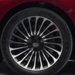 Close-up van de BYD Seal 08 multispaaks lichtmetalen velg met Michelin-band.