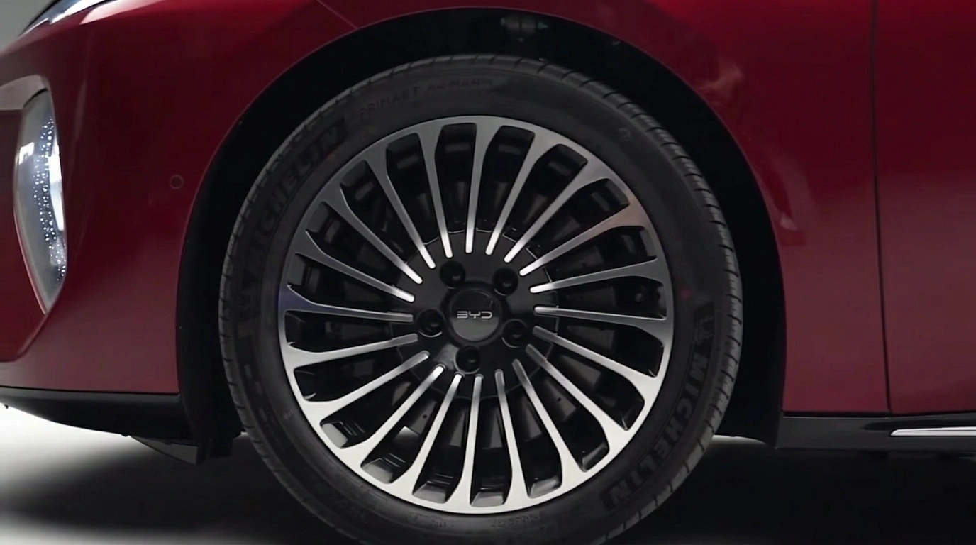 Close-up van de BYD Seal 08 multispaaks lichtmetalen velg met Michelin-band.