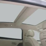 BYD Seal 08 panoramisch glazen dak gezien vanuit het interieur.