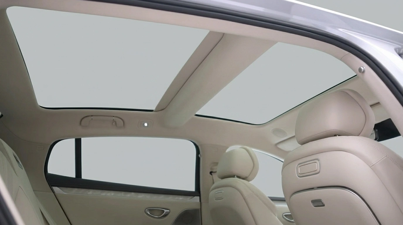 BYD Seal 08 panoramisch glazen dak gezien vanuit het interieur.
