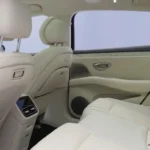 BYD Seal 08 beige achterruimte met ruime beenruimte en deurpaneel.