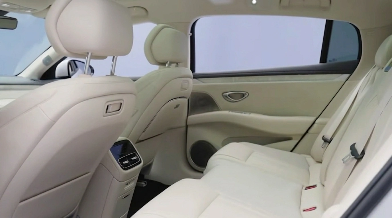 BYD Seal 08 beige achterruimte met ruime beenruimte en deurpaneel.