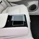 BYD Seal 08 achterste middenarmsteun met geïntegreerd bedieningsscherm.