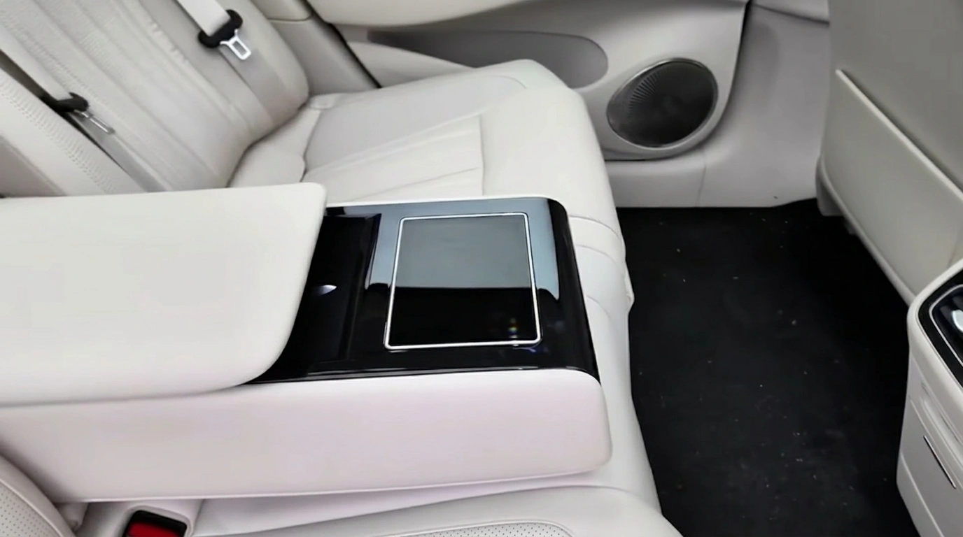 BYD Seal 08 achterste middenarmsteun met geïntegreerd bedieningsscherm.