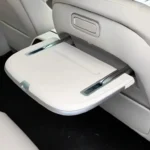 BYD Seal 08 uitklapbaar tafeltje aan de achterzijde van de voorstoel.