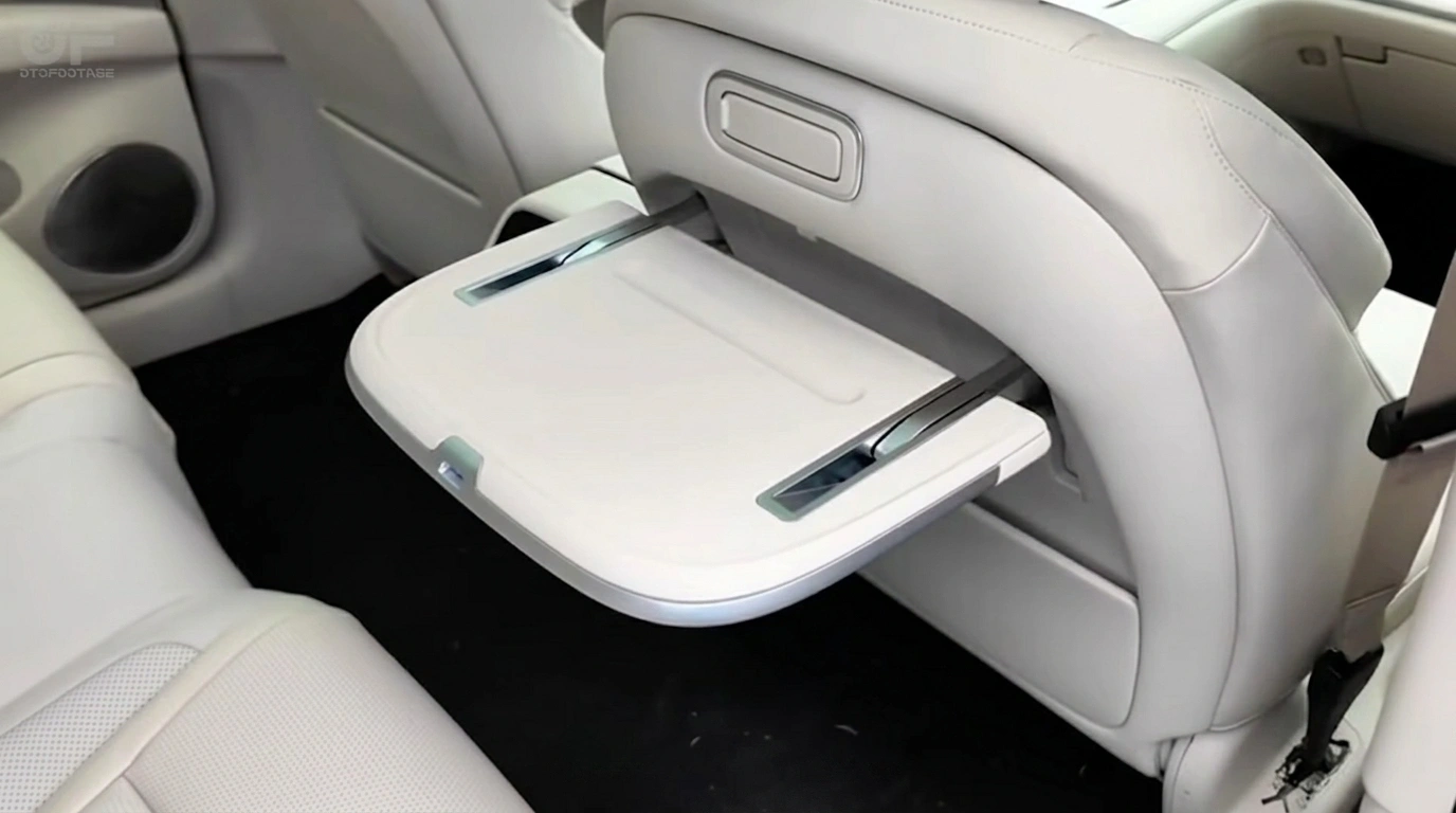 BYD Seal 08 uitklapbaar tafeltje aan de achterzijde van de voorstoel.