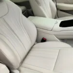 BYD Seal 08 ivoorkleurige voorstoel met gebeeldhouwde middenconsole.