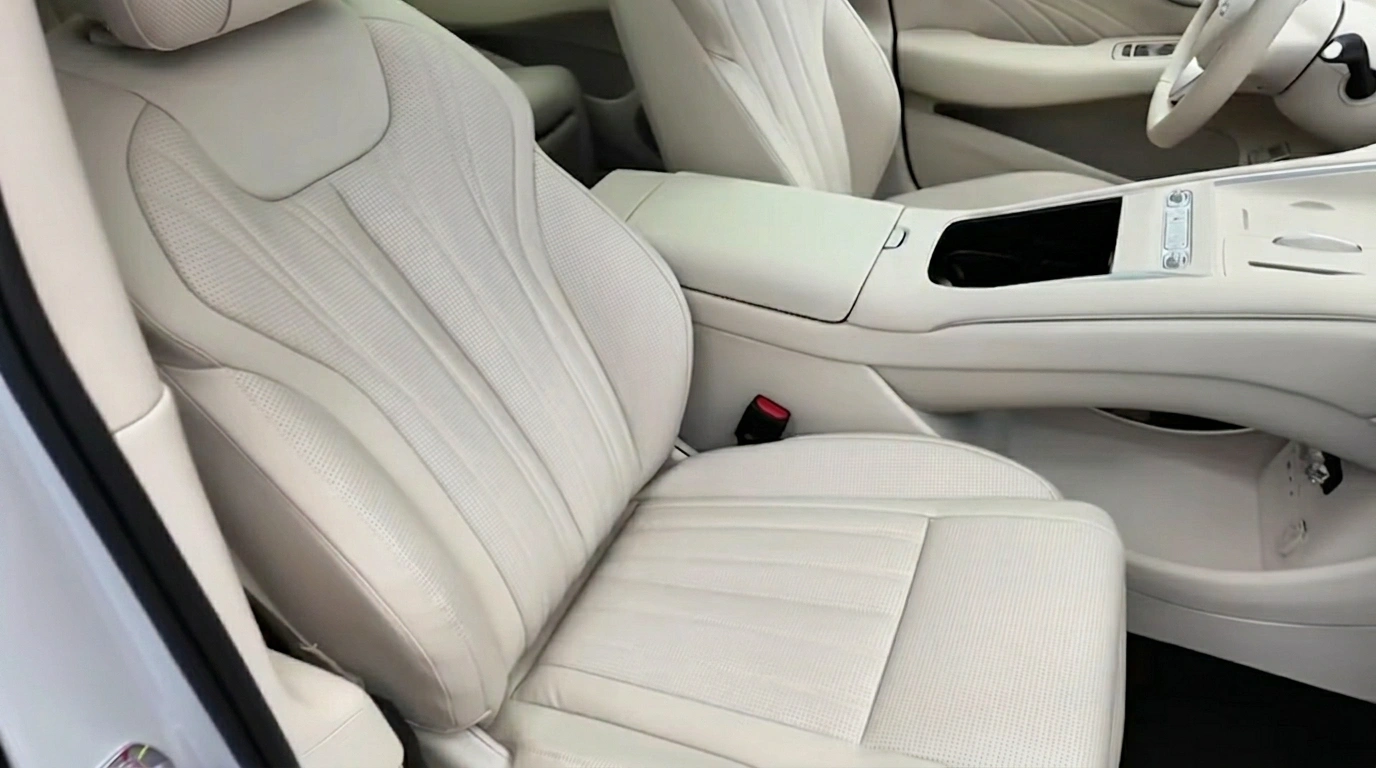 BYD Seal 08 ivoorkleurige voorstoel met gebeeldhouwde middenconsole.