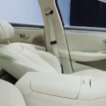 BYD Seal 08 crèmekleurig interieur met achteroverleunende zero-gravity voorstoel.