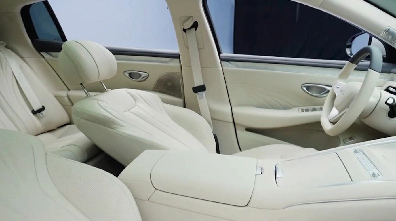 BYD Seal 08 crèmekleurig interieur met achteroverleunende zero-gravity voorstoel.