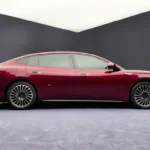 Rode BYD Seal 08 vlaggenschipsedan in zijaanzicht met multispaaks velgen.