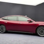 Rode BYD Seal 08 sedan in zijaanzicht met fastback-daklijn en lange wielbasis.