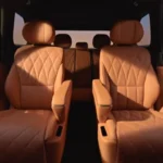 BYD Great Tang interieur met zero-gravity captain's chairs in cognacleer op de tweede rij en een derde zitrij.