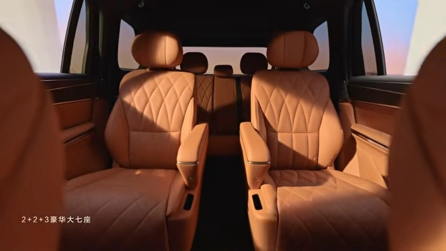 BYD Great Tang interieur met zero-gravity captain's chairs in cognacleer op de tweede rij en een derde zitrij.