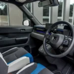 Honda Super-N interieur met het stuur, dashboard, touchscreen en stoelen met blauwe afwerking.