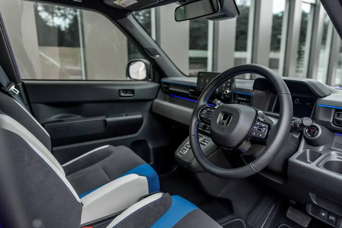 Honda Super-N interieur met het stuur, dashboard, touchscreen en stoelen met blauwe afwerking.