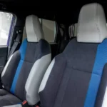 Close-up van de Honda Super-N voorste sportstoelen met grijze en blauwe tweekleurige bekleding.
