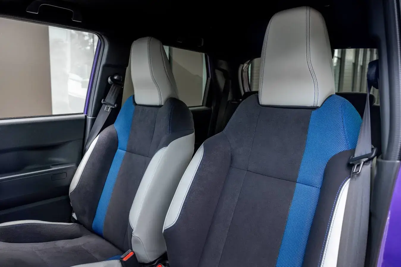 Close-up van de Honda Super-N voorste sportstoelen met grijze en blauwe tweekleurige bekleding.