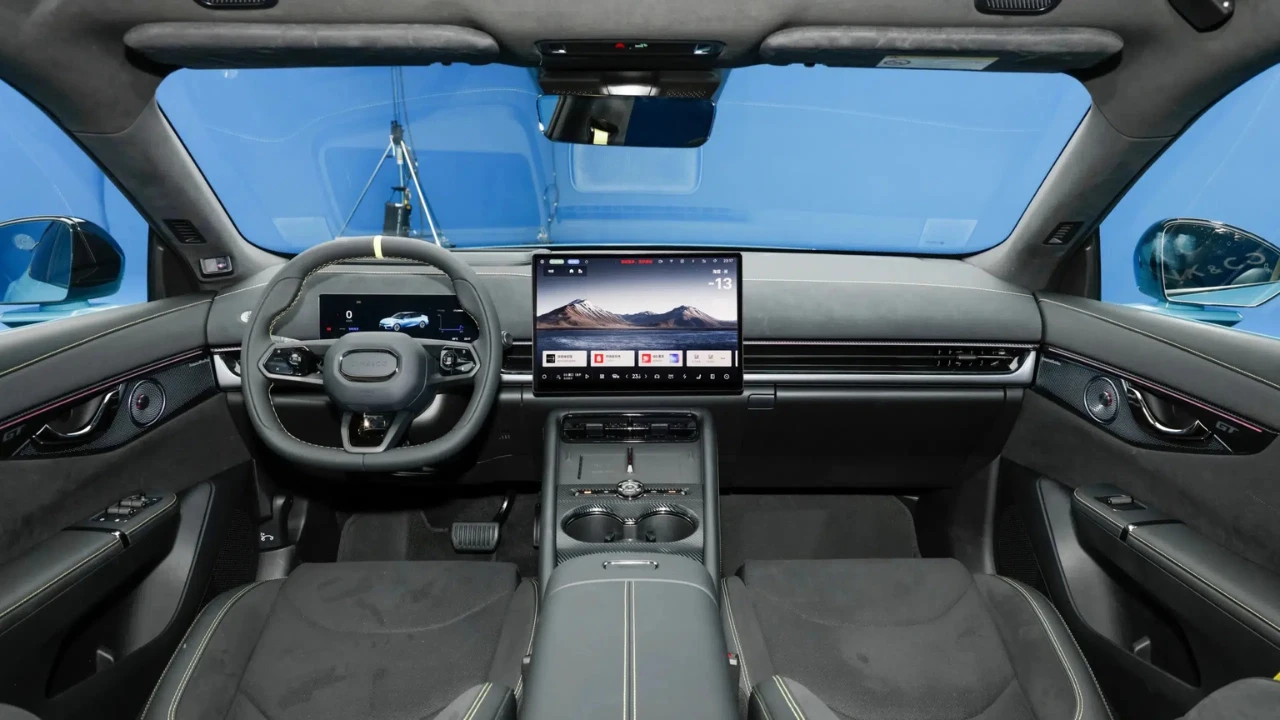 Lynk & Co 07 GT Dashboard