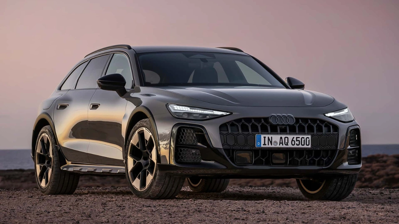 Donkergrijze Audi A6 Allroad plug-in hybride driekwart vooraanzicht in de schemering