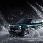 Donkergroene Stelato G9 off-road SUV die dynamisch door een waterspat rijdt tegen een zwarte achtergrond.