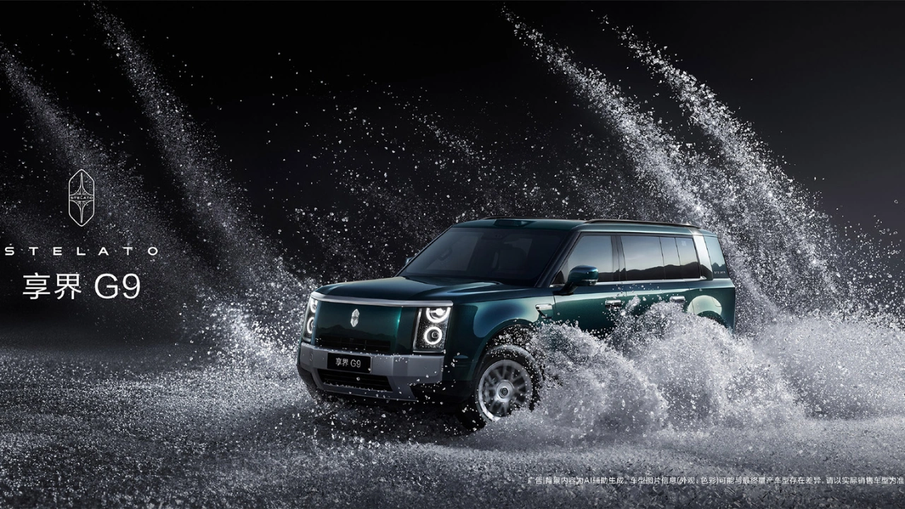 Donkergroene Stelato G9 off-road SUV die dynamisch door een waterspat rijdt tegen een zwarte achtergrond.
