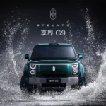 Vooraanzicht van de donkergroene Stelato G9 off-road SUV met Huawei HarmonyOS Star Ring-koplampen die door het water spat.