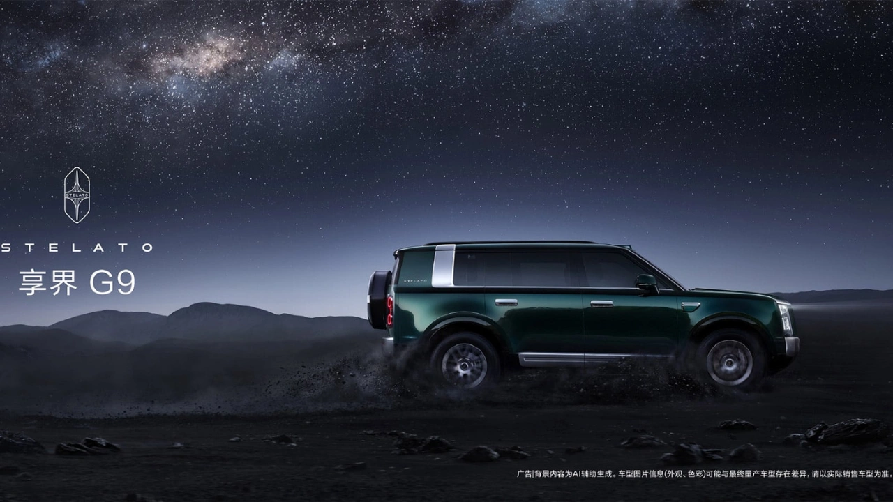 Zijaanzicht van de groene Stelato G9 off-road SUV met een reservewiel achterop, geparkeerd in een woestijn onder de Melkweg.
