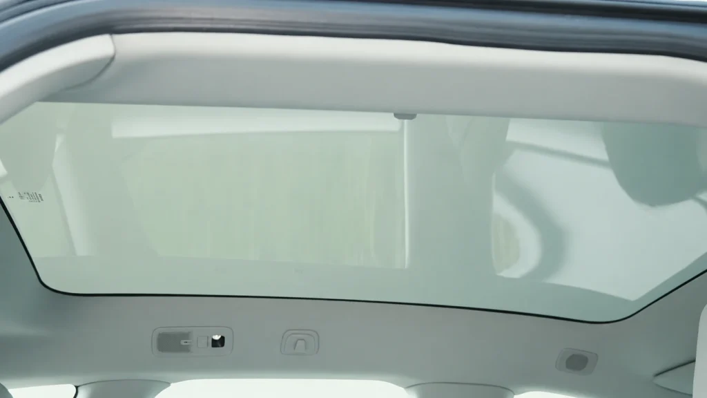 Volvo EX60 Ultra — Electrochromatisch Panoramisch Glazen Dak (Getinte Modus)