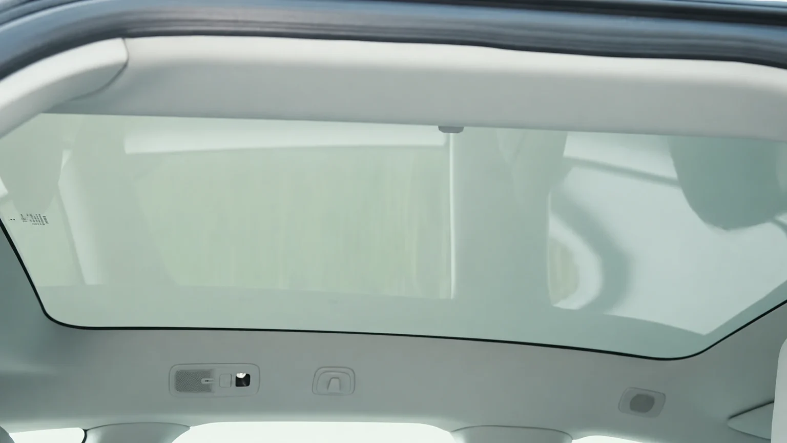 Volvo EX60 Ultra — Electrochromatisch Panoramisch Glazen Dak (Getinte Modus)