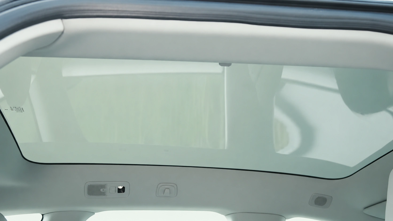 Volvo EX60 Ultra — Electrochromatisch Panoramisch Glazen Dak (Getinte Modus)